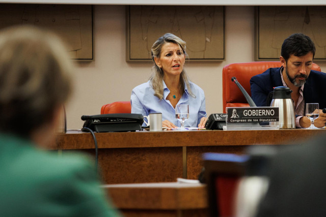 La vicepresidenta segunda y ministra de Trabajo y Economía Social, Yolanda Díaz y el presidente de la comisión, Antonio Gómez-Reino, durante la Comisión de Trabajo, Inclusión y Seguridad Social y Migraciones, en el Congreso, a 26 de septiembre de 2022.