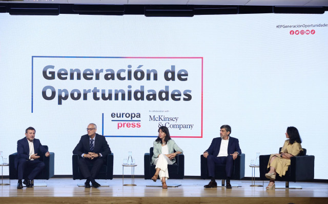 (I-D) El profesor titular del Departamento de Operaciones, Innovación y Data Sciences de Esade, Esteve Almirall; el director del centro de I+D de Salud Global de GSK España, David Barros; la responsable global de Innovación del Grupo Iberdrola, Beatriz Cr