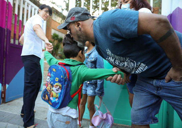 Un padre se despide de su hijo que comienza un curso de Educación Infantil