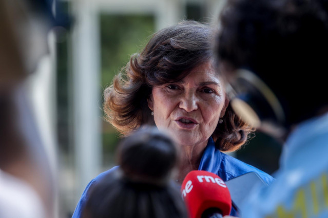 Archivo - La presidenta de la Comisión de Igualdad del Congreso y ex vicepresidenta del Gobierno Carmen Calvo, ofrece declaraciones a los medios, a su salida del velatorio del exministro de Cultura José Guirao, en el tanatorio San Isidro, a 11 de julio de