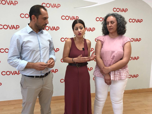Archivo - Sira Rego (centro), interviene, entre Sebastián Pérez y Rosa Rodriguez.
