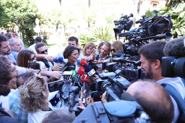 La ex diputada del grupo parlamentario VOX en  Andalucía, Macarena Olona, atiende a los medios de comunicación antes de acceder al hotel Alfonso XIII de Sevilla para participar en un acto de Club Rotary, a 26 de septiembre de 2022 en Sevilla (Andalucía, E