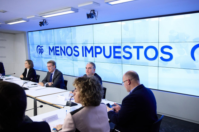 (I-D) La secretaria general del Partido Popular, Cuca Gamarra; el presidente del Partido Popular, Alberto Núñez Feijóo, y el consejero de la Presidencia y portavoz del Ejecutivo andaluz en funciones, Elías Bendodo, conversan durante una reunión del Comité
