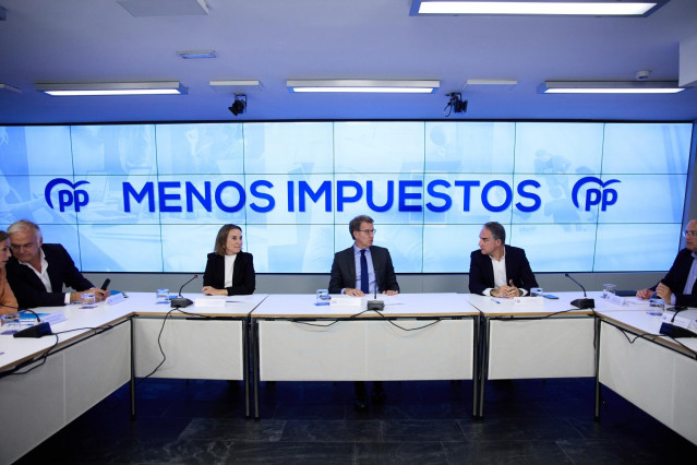 (I-D) La secretaria general del Partido Popular, Cuca Gamarra; el presidente del Partido Popular, Alberto Núñez Feijóo, y el consejero de la Presidencia y portavoz del Ejecutivo andaluz en funciones, Elías Bendodo, conversan durante una reunión del Comité
