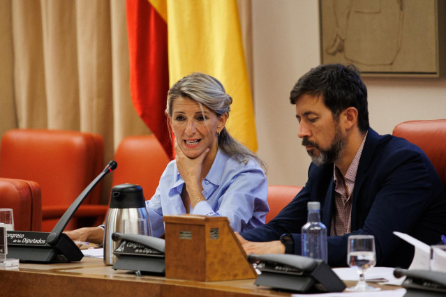 La vicepresidenta segunda y ministra de Trabajo y Economía Social, Yolanda Díaz, y el presidente de la comisión, Antonio Gómez-Reino, durante la Comisión de Trabajo, Inclusión y Seguridad Social y Migraciones, en el Congreso de los Diputados.