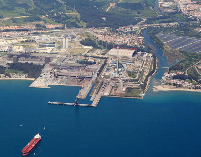 Archivo - Terminal portuaria de Endesa en Los Barrios