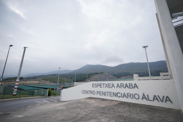 Archivo - Entrada del centro penitenciario de Zaballa, en Álava.