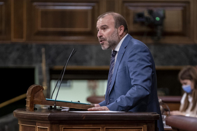 Archivo - El diputado del Grupo Plural Josep Pagès interviene en una sesión plenaria en el Congreso de los Diputados.