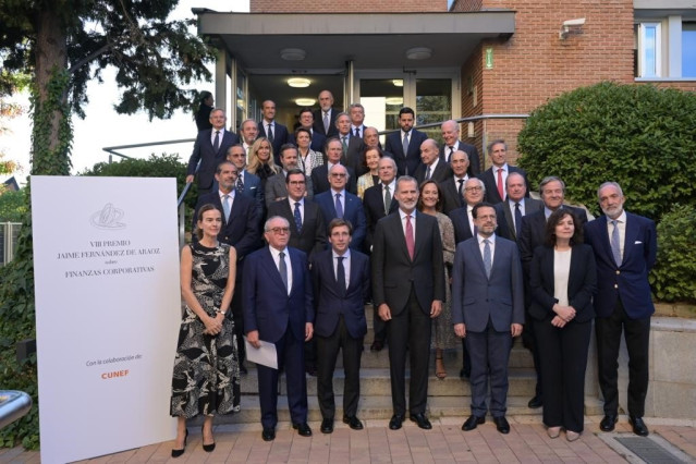Jurado del VIII Premio Jaime Fernández de Araoz sobre finanzas corporativas, junto al rey Felipe VI.
