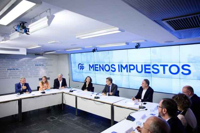 (I-D) El vicesecretario de Economía del PP, Juan Bravo; la vicesecretaria de Políticas Sociales del PP, Carmen Navarro; el vicesecretario de Institucional del PP, Esteban González Pons;   la secretaria general del Partido Popular, Cuca Gamarra; el preside