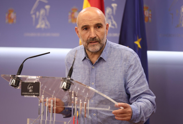 Archivo - El diputado del BNG en el Congreso, Néstor Rego, ofrece una rueda de prensa