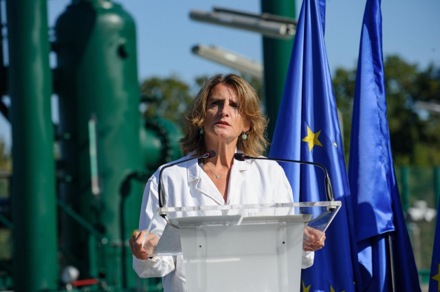 La vicepresidenta del Gobierno y ministra  para la Transición Ecológica y el Reto Demográfico, Teresa Ribera, durante la visita a la Estación de Compresión de Irún (Gipuzkoa)