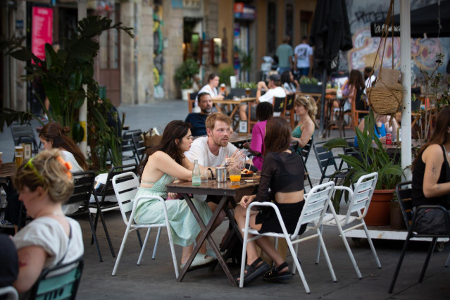 Archivo - Varias personas sentadas en bares en la plaza dels Àngels del Raval, a 4 de agosto de 2022, en Barcelona, Cataluña (España).