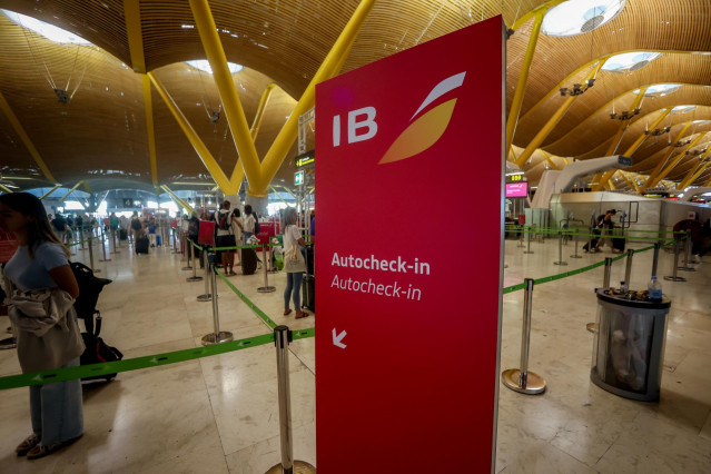 Varios pasajeros esperan para obtener sus tarjetas de embarque y facturar su equipaje en en la T4 del Aeropuerto Adolfo Suárez Madrid-Barajas, a 28 de agosto de 2022, en Madrid (España).