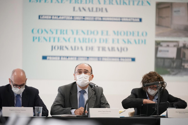 (I-D) El director de Justicia del Gobierno Vasco, Eugenio Artetxe; el asesor en materia penitenciaria del Gobierno Vasco, Jaime Tapia, y la viceconsejera de justicia del País Vasco, Ana Agirre Zurutuza, durante un acto en la Prisión de Zaballa, a 24 de se