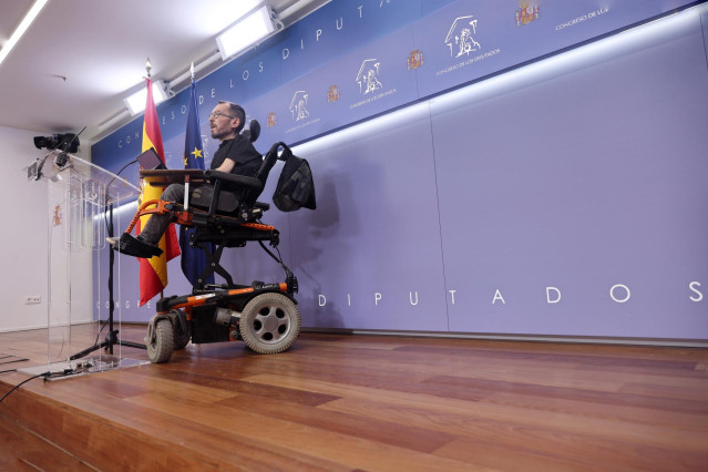 El portavoz de Unidas Podemos en el Congreso, Pablo Echenique, ofrece una rueda de prensa previa a la Junta de Portavoces, en el Congreso de los Diputados, a 27 de septiembre de 2022, en Madrid (España).
