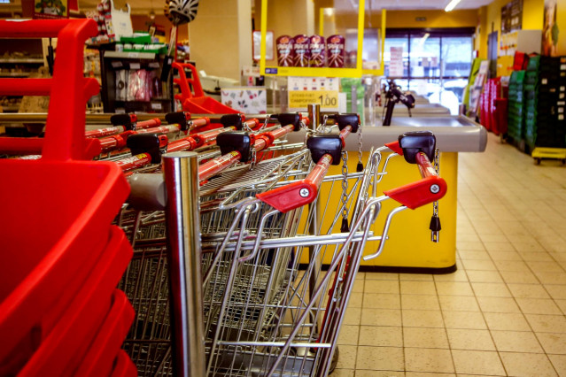 Archivo - Carros de la compra en un supermercado de Madrid