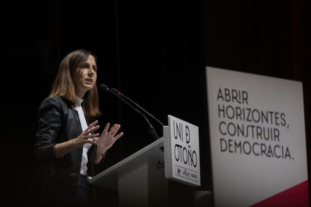 Archivo - La ministra de Derechos Sociales y Agenda 2030, Ione Belarra, en el mitin final de la ‘Universidad de Otoño’, organizada por Podemos, en Rivas-Vaciamadrid, a 10 de octubre de 2021, en Madrid (España).