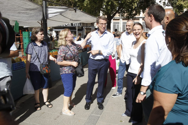 El presidente del PP nacional, Alberto Núñez Feijóo, durante su visita al mercado de Pere Garau en Palma.