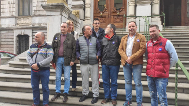 Representantes de sindicatos y comité de empresa de Duro Felguera, frente a la Junta General
