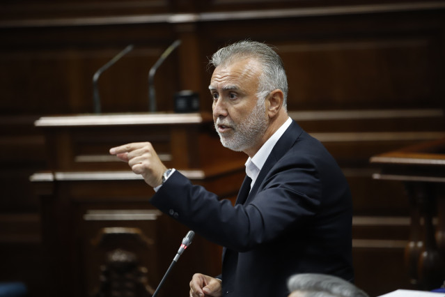 Archivo - El presidente de Canarias, Ángel Víctor Torres, en la sesión de control al Gobierno