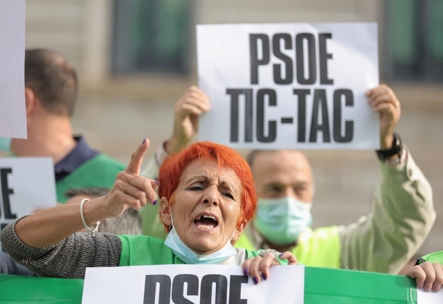 Archivo - Imagen de archivo de una protesta por el derecho a la vivienda de colectivos sociales frente al Congreso