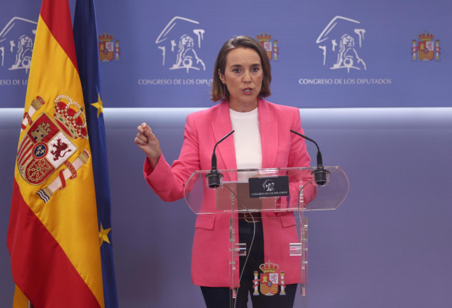 La secretaria general del Partido Popular, Cuca Gamarra, interviene en una rueda de prensa en el Congreso de los Diputados.