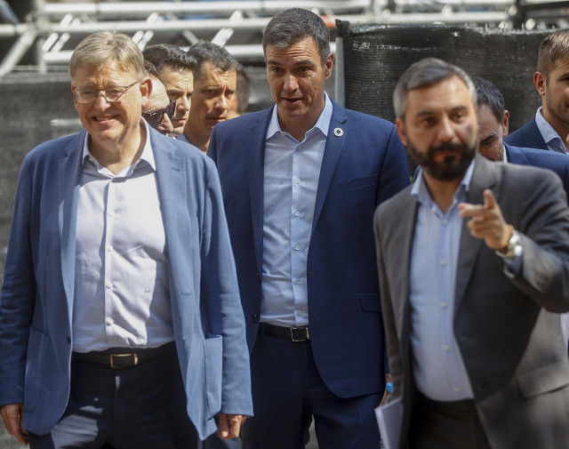 El presidente de la Generalitat valenciana, Ximo Puig (i) y el presidente del Gobierno, Pedro Sánchez (d), a su llegada al Festival X aniversario de elDairio.es, en la Plaza del Ayuntamiento de Valencia, a 23 de septiembre de 2022, en Valencia.