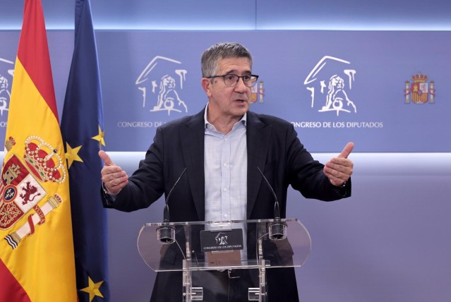 El portavoz socialista en el Congreso, Patxi López, en rueda de prensa