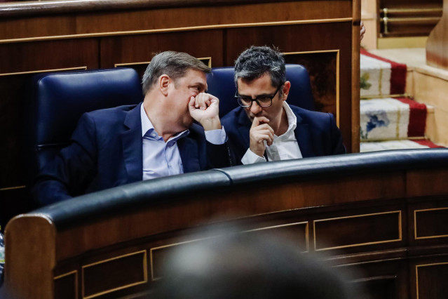El ministro de Agricultura, Pesca y Alimentación, Luis Planas (i) y el ministro de la Presidencia, Relaciones con las Cortes y Memoria Democrática, Félix Bolaños (d), durante una sesión plenaria en el Congreso