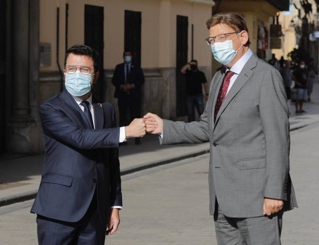 Archivo - El presidente de la Generalitat, Ximo Puig (d), recibe al presidente de la Generalitat de Cataluña, Pere Aragonés (i), en el Palau de la Generalitat valenciana, a 8 de septiembre de 2021, en Valencia, Comunidad Valenciana, (España). Este encuent