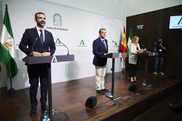 El consejero de Presidencia, Interior y Diálogo Social de la Junta de Andalucía, Antonio Sanz, (2i) junto a la consejera de Fomento y Articulación del Territorio de la Junta de Andalucía, Marifrán Carazo, (d) y el consejero de Sostenibilidad, Medio Ambien