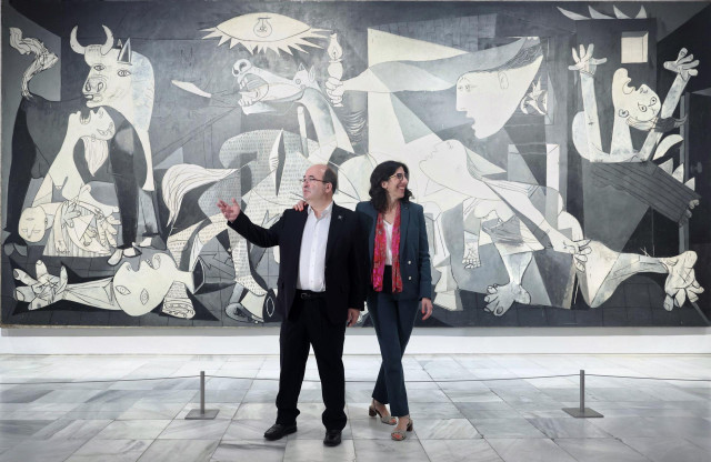 El ministro de Cultura y Deporte, Miquel Iceta y la ministra de Cultura de Francia, Rima Abdul Malak, durante la presentación de los actos conmemorativos del Año Picasso, en el Museo Reina Sofía, a 12 de septiembre de 2022, en Madrid (España).