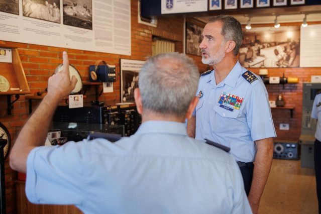 El Felipe VI durante su visita al Grupo Central de Mando y Control (GRUCEMAC), en la base aérea de Torrejón de Ardoz