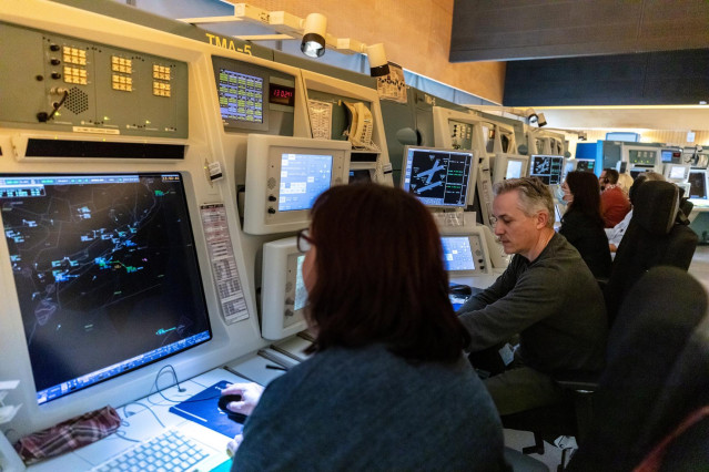 Controladores aéreos de ENAIRE en el Centro de Control en Barcelona