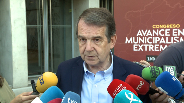 El alcalde de Vigo y presidente de la FEMP, Abel Caballero, en un foro de municipalismo en Mérida.