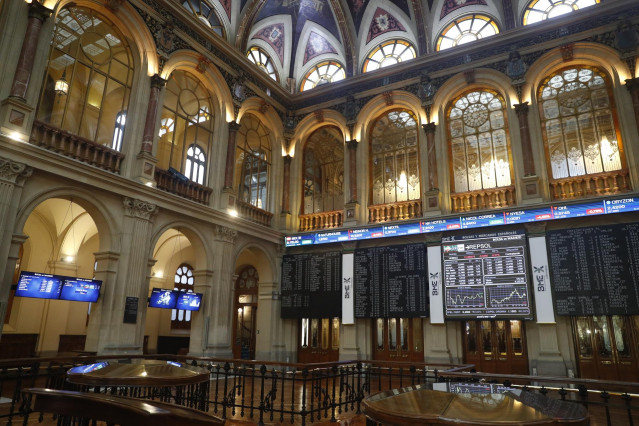Paneles con los índices bursátiles en el Palacio de la Bolsa