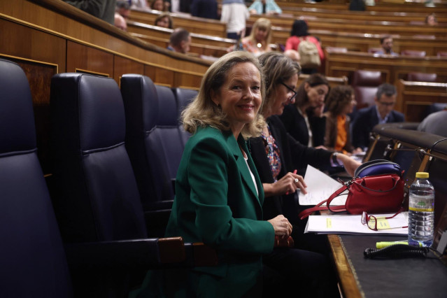 La vicepresidenta primera del Gobierno y ministra de Asuntos Económicos, Nadia Calviño, durante una sesión plenaria, a 28 de septiembre de 2022, en Madrid (España).