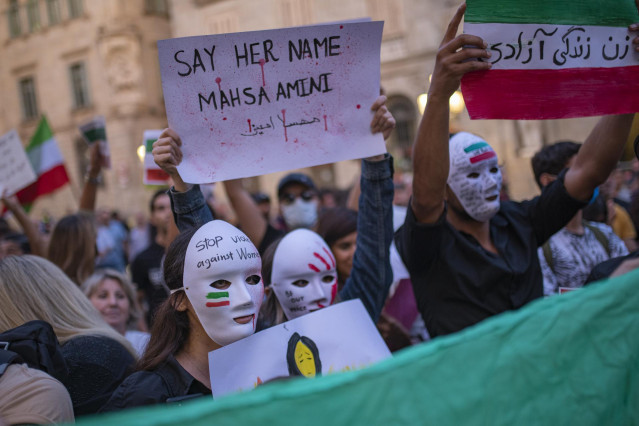 Varias mujeres con máscaras durante una concentración para defender los derechos de la mujer en Irán, a 27 de septiembre de 2022, en Barcelona