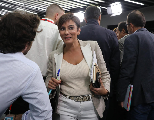 La ministra Portavoz, Isabel Rodríguez, conversa a su salida de una rueda de prensa posterior a la reunión del Consejo de Ministros, en el Palacio de La Moncloa, a 27 de septiembre de 2022, en Madrid (España). Durante el Consejo de Ministros, se ha inicia