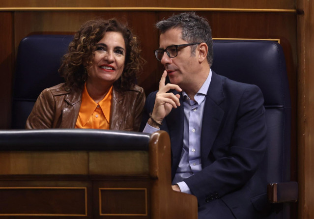Los ministros de Hacienda, María Jesús Montero, y de Presidencia, Félix Bolaños, en el Congreso