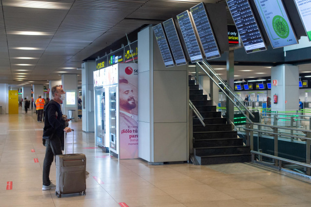 Archivo - Un hombre mira los paneles en la Terminal 1 del Aeropuerto Adolfo Suárez Madrid Barajas a 25 de febrero de 2022, en Madrid (España).