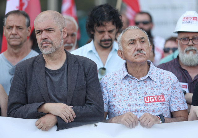 Archivo - El secretario general de CCOO, Unai Sordo, y el de UGT, Pepe Álvarez, en una manifestación.