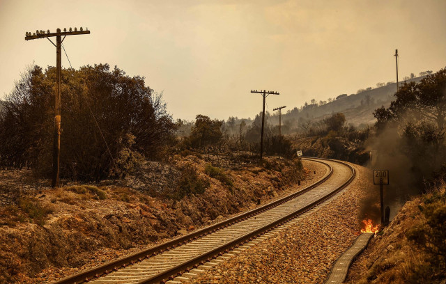 Archivo - Fuego en las vías del tren del trayecto entre València y Zaragoza