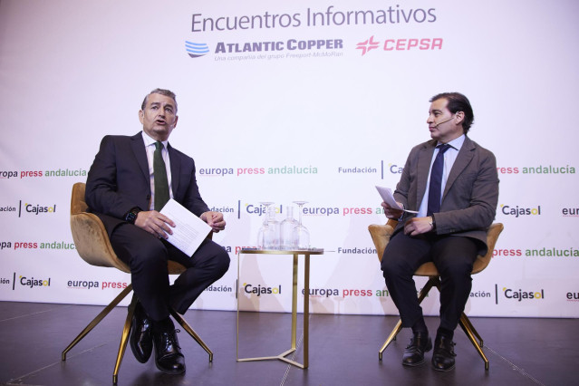El consejero de Presidencia, Interior y Diálogo Social de la Junta de Andalucía, Antonio Sanz, (i) es entrevistado por el Delegado Territorial en Andalucía de Europa Press, Francisco Morón, (d) durante los desayunos informativos de Europa Press Andalucía