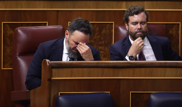 El líder de Vox, Santiago Abascal (i) y el portavoz de Vox en el Congreso, Iván Espinosa de los Monteros