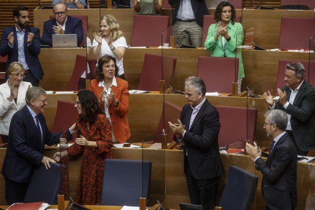 El presidente de la Generalitat Valenciana, Ximo Puig (a la izquierda), y el conseller de Hacienda, Arcadi España (a la derecha), en el Debate de Política General