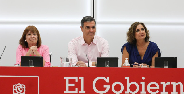 La presidenta del PSOE, Cristina Narbona; el presidente del Gobierno y secretario general del PSOE, Pedro Sánchez y la número dos del partido , María Jesús Montero, durante una reunión de la Ejecutiva Federal del PSOE.