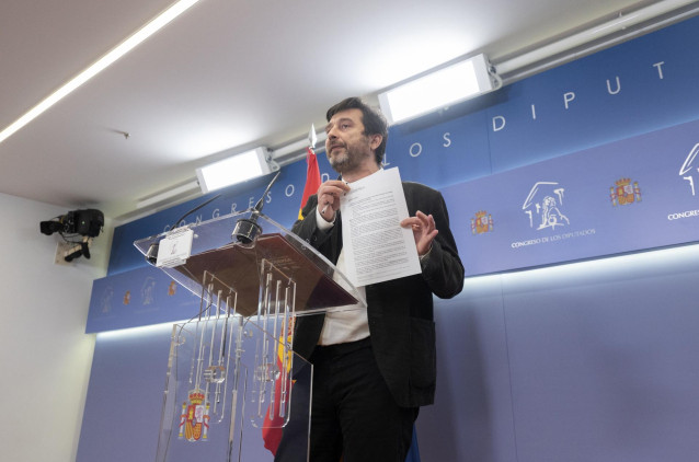 Archivo - El portavoz de Podemos, Rafa Mayoral, interviene en una rueda de prensa posterior a una Junta de Portavoces en el Congreso de los Diputados, a 6 de abril de 2021, en Madrid (España).
