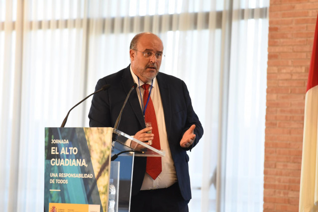 El vicepresidente regional, José Luis Martínez Guijarro, en una jornada sobre el Alto Guadiana en Alcázar.